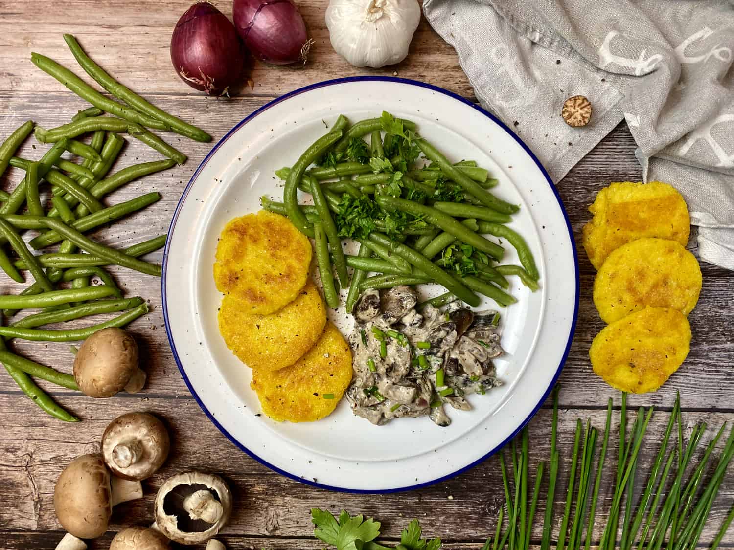 Polenta-Taler mit Champignons und Bohnen
