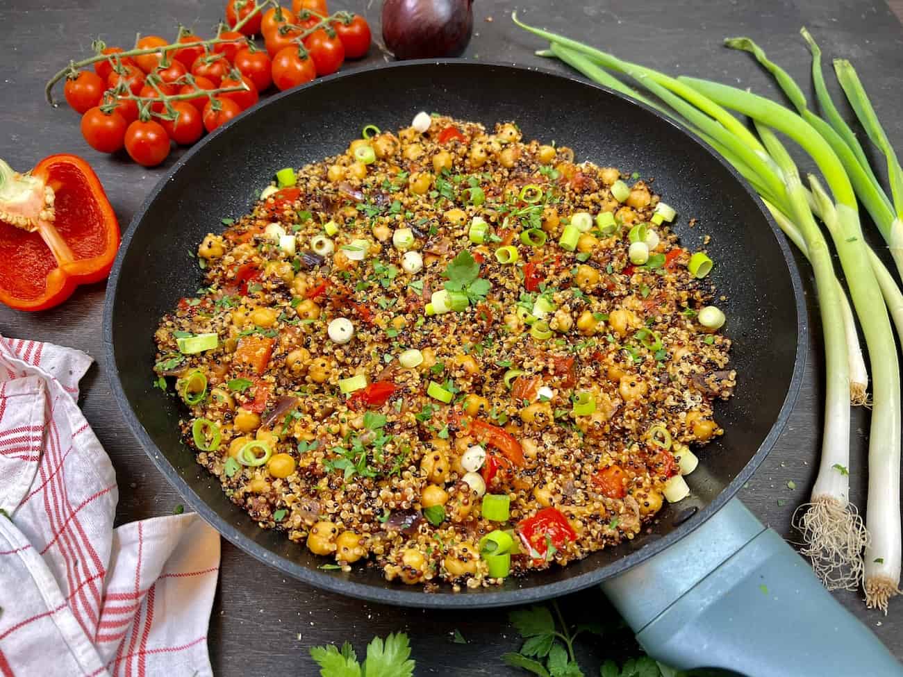 Quinoa Pfanne mit Kichererbsen Quinoa-Pfanne mit Kichererbsen
