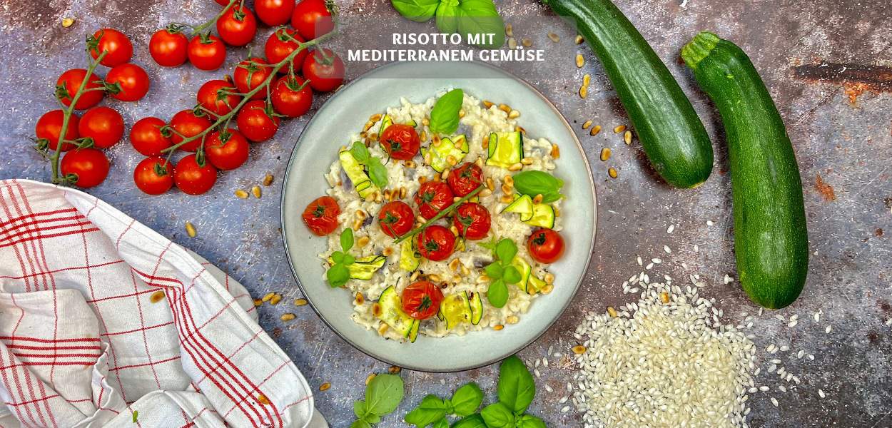 Risotto mit Tomaten un Zucchini Risotto mit mediterranem Gemüse