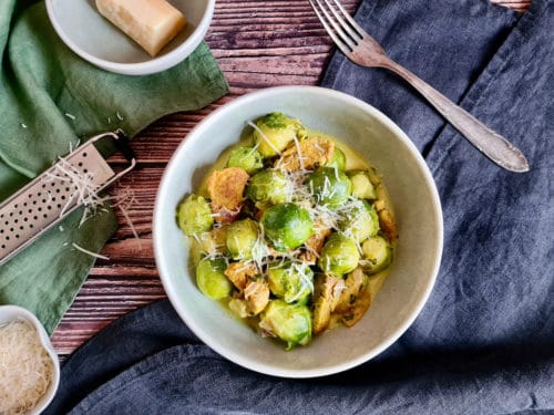 Rosenkohl-Parmesan-Pfanne mit Puten-Schaschlik