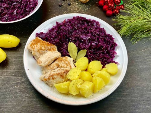 Rotkohl mit Hähnchen und kartoffeln