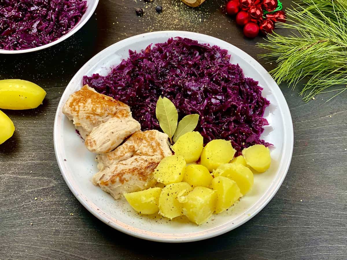 Rotkohl mit Hähnchen und kartoffeln
