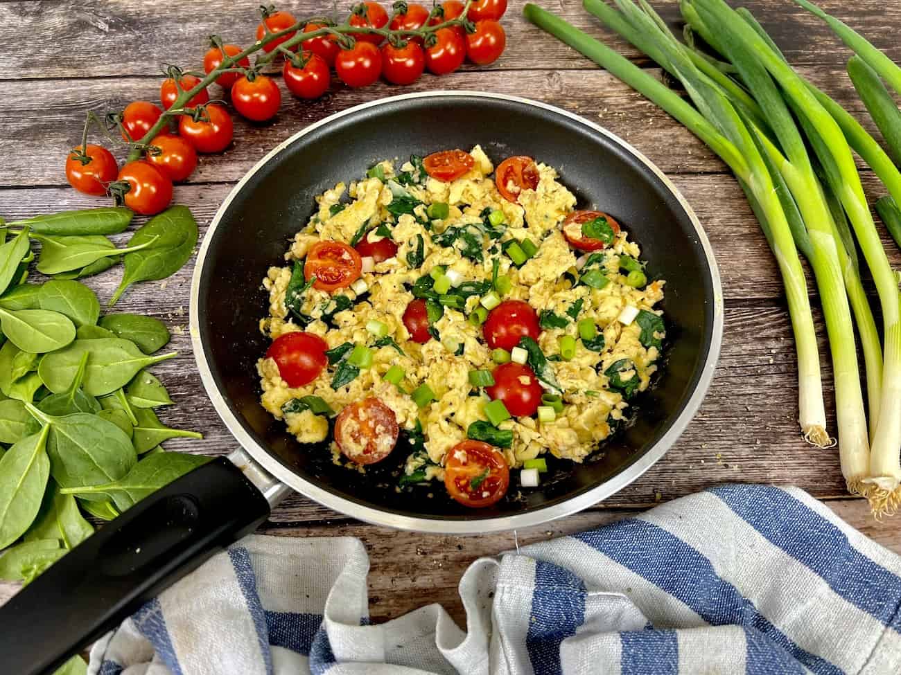 Ruehrei mit Spinat und Tomaten Rührei mit Spinat und Tomaten