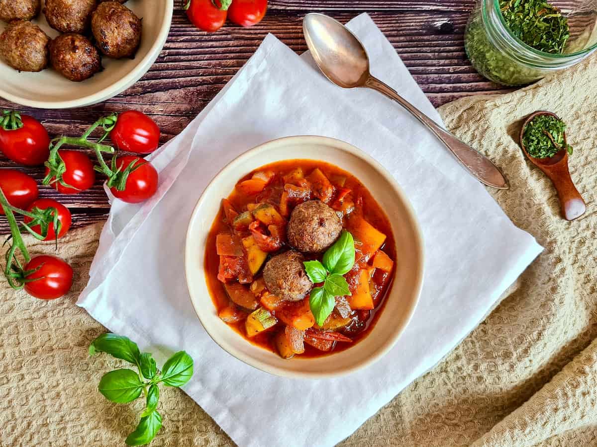 Rustikale Gemüsepfanne mit Hackbällchen