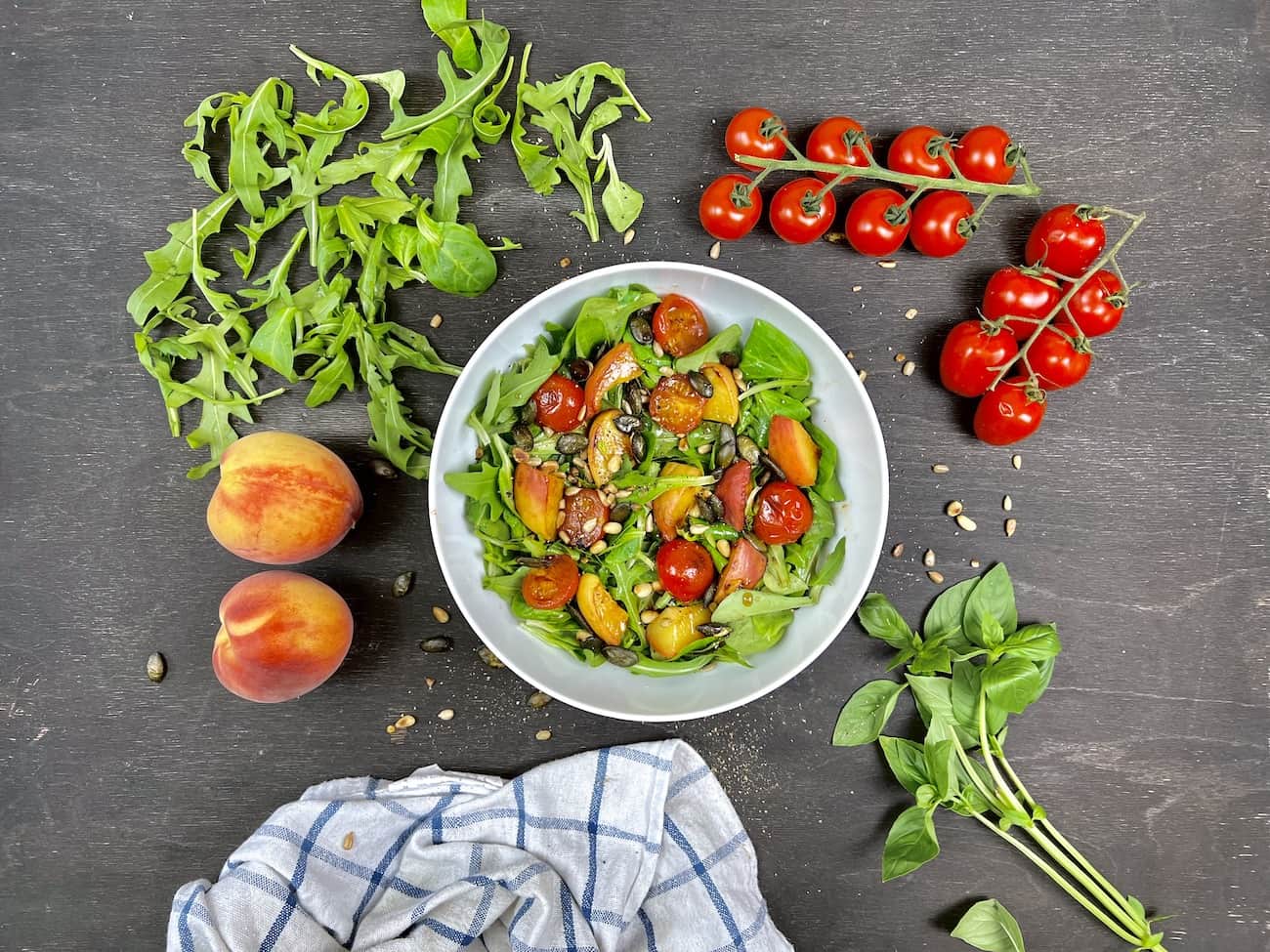 Salat mit Pfirsich Tomaten und Rucola Salat mit Pfirsich, Tomaten und Rucola