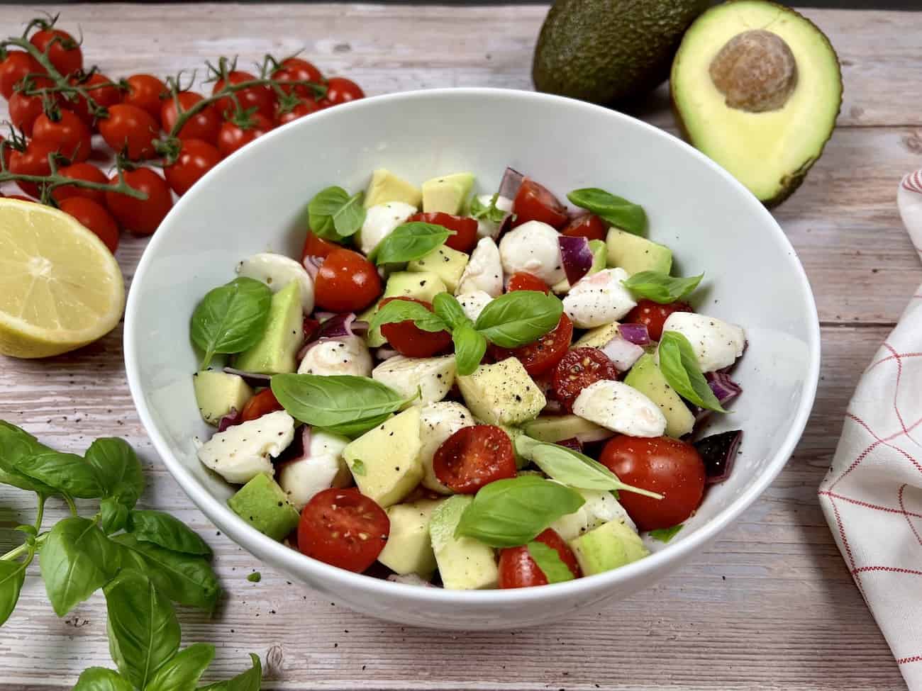 Salat mit Tomaten und Avocado