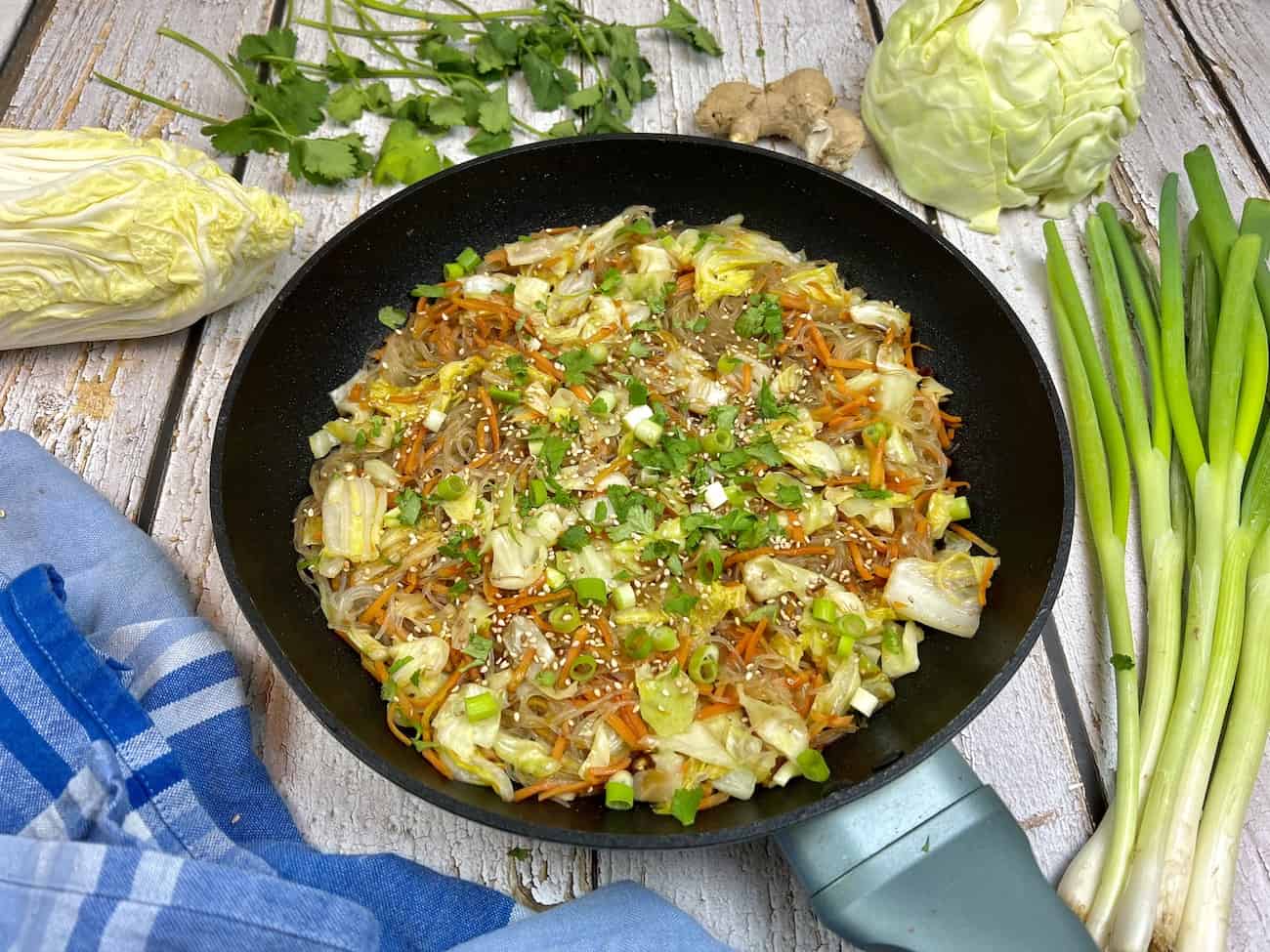 Schnelle Chinakohl-Pfanne mit Glasnudeln