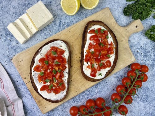 Schnelle Feta-Stullen mit Tomaten