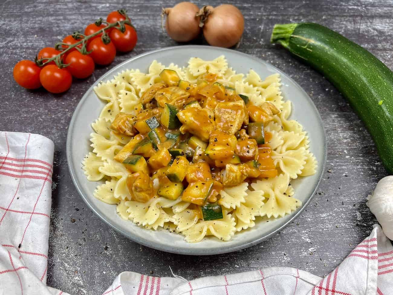 Schnelle Hähnchen-Nudel Pfanne mit Zucchini