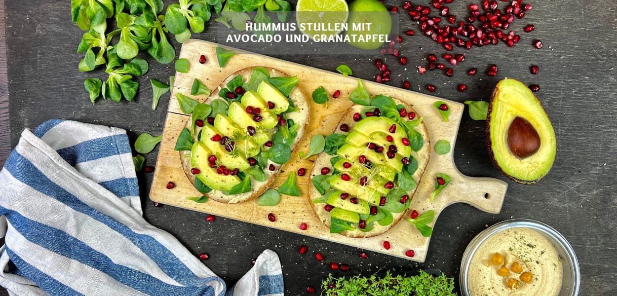 Hummus Stullen mit Avocado und Granatapfelkernen