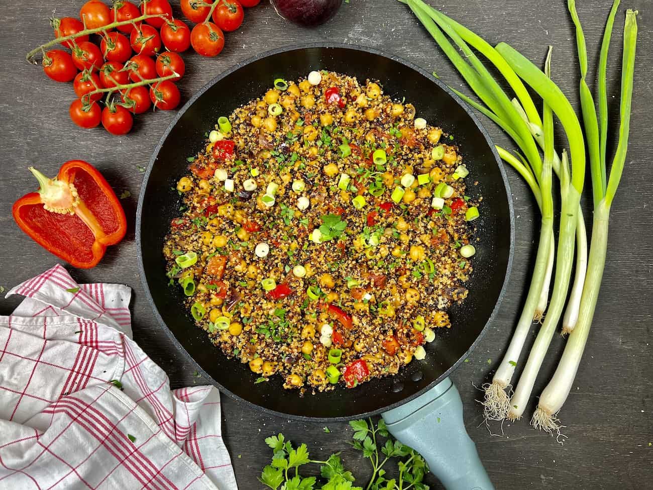 Schnelle Quinoa Pfanne mit Kichererbsen Schnelle Quinoa-Pfanne mit Kichererbsen