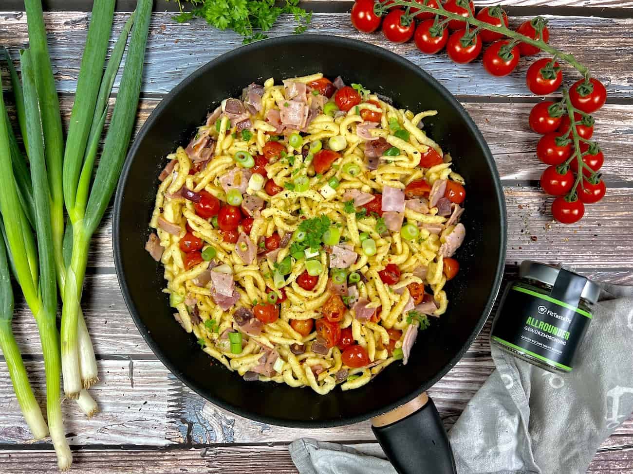 Schnelle Spaetzle Pfanne mit Cherrytoamten Schnelle Spätzle-Pfanne mit Cherrytoamten