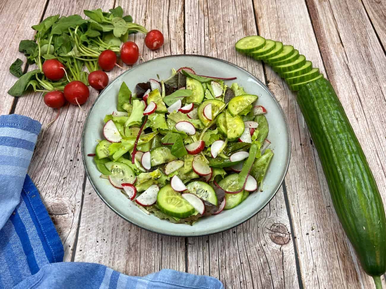 Schneller Frühlingssalat mit Radieschen