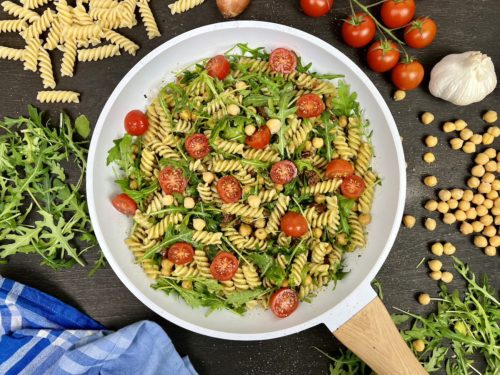 Schneller Kichererbsen-Nudelsalat mit Rucola und Tomaten