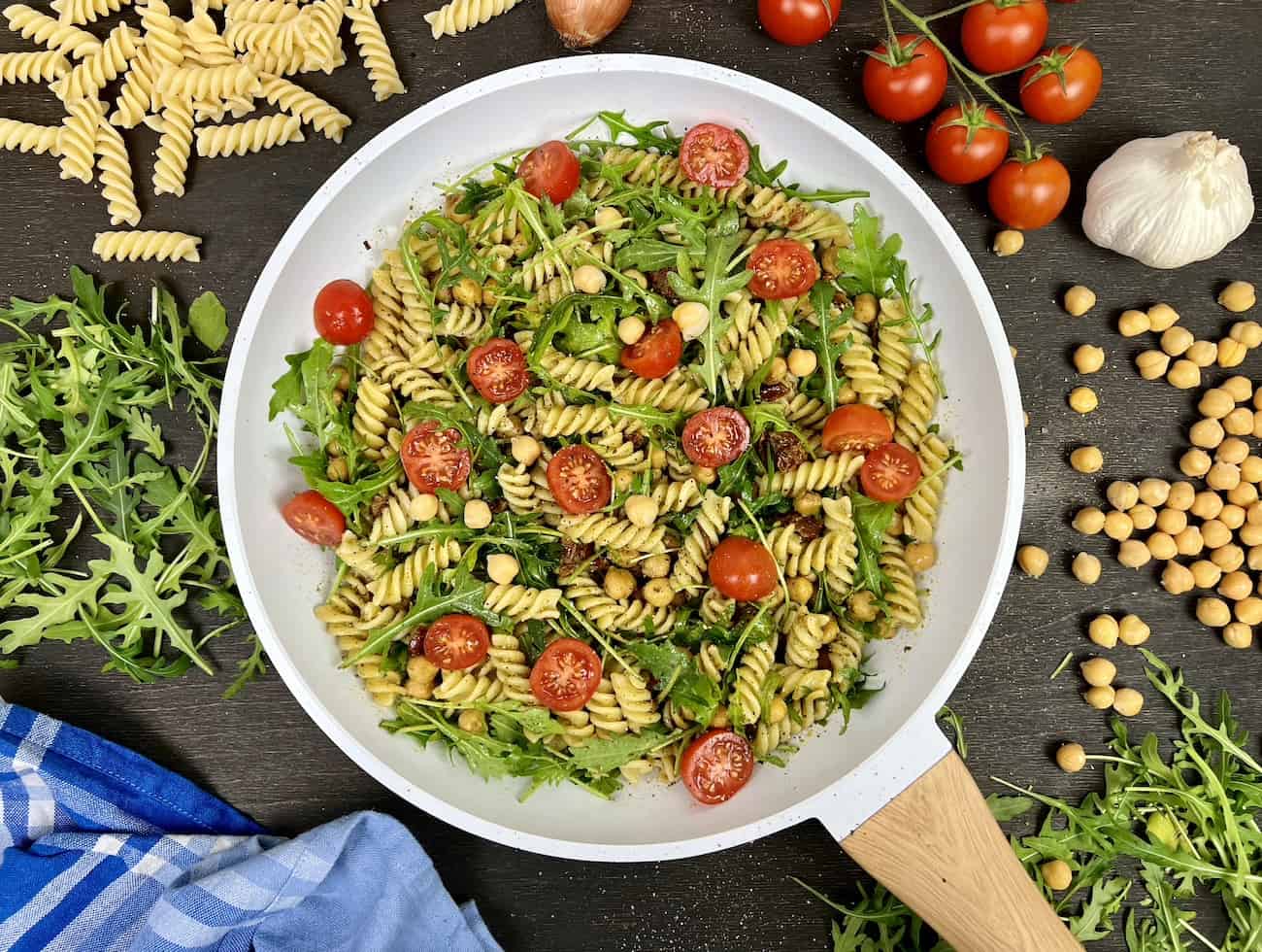 Schneller Kichererbsen-Nudelsalat mit Rucola und Tomaten