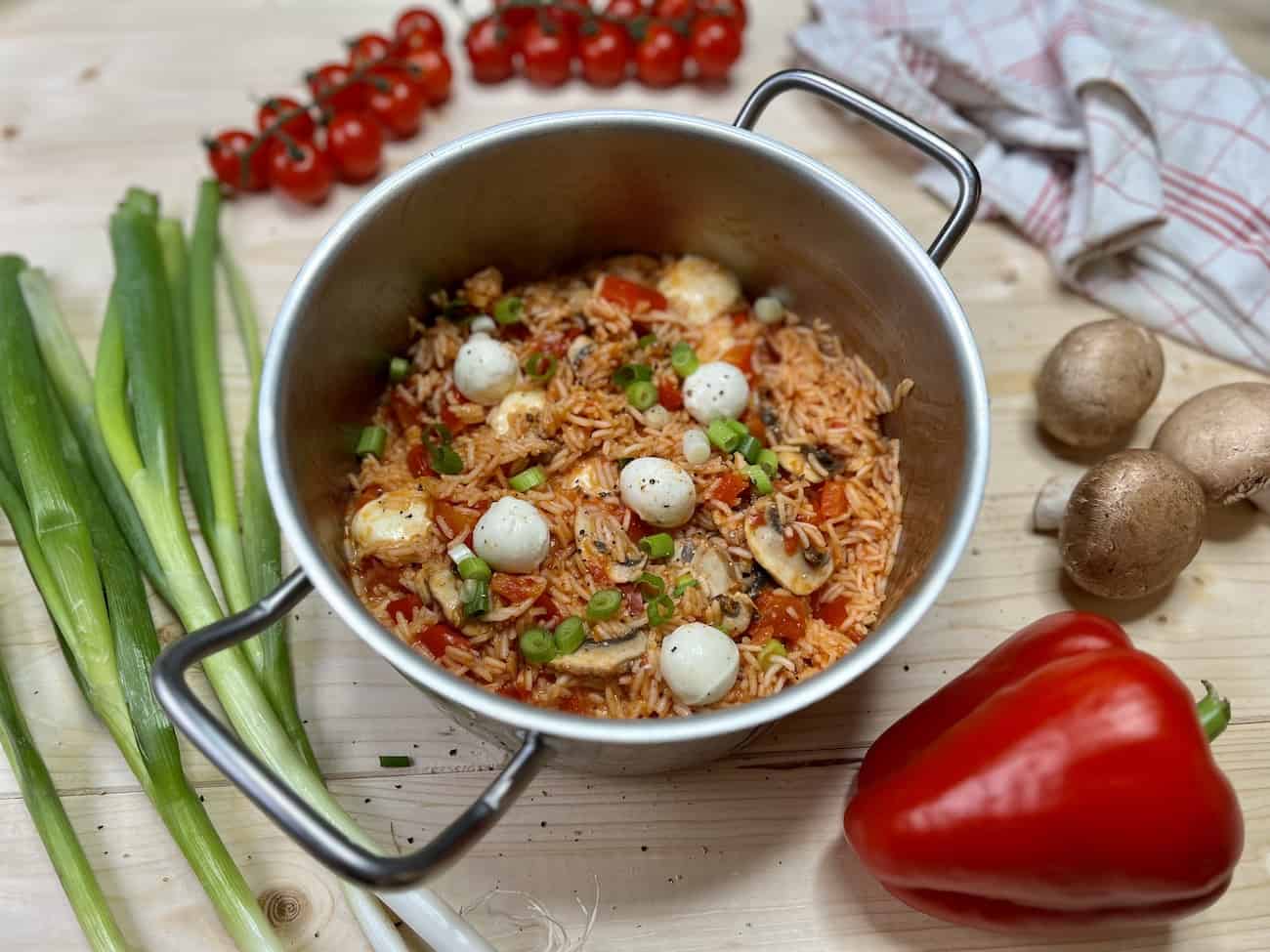 Schneller One Pot Reis mit Tomaten und Mozzarella Schneller One-Pot Reis mit Tomaten und Mozzarella