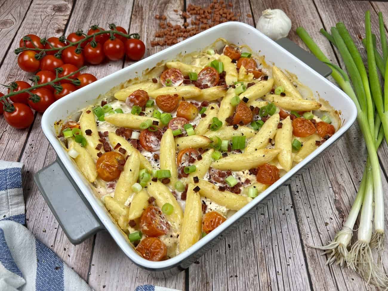 Schneller Schupfnudelauflauf auf einem holztisch