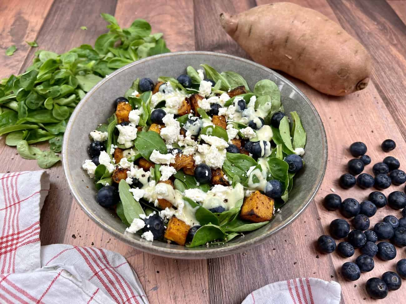 Schneller Suesskartoffel Feldsalat mit Blaubeeren Schneller Süßkartoffel-Feldsalat mit Blaubeeren