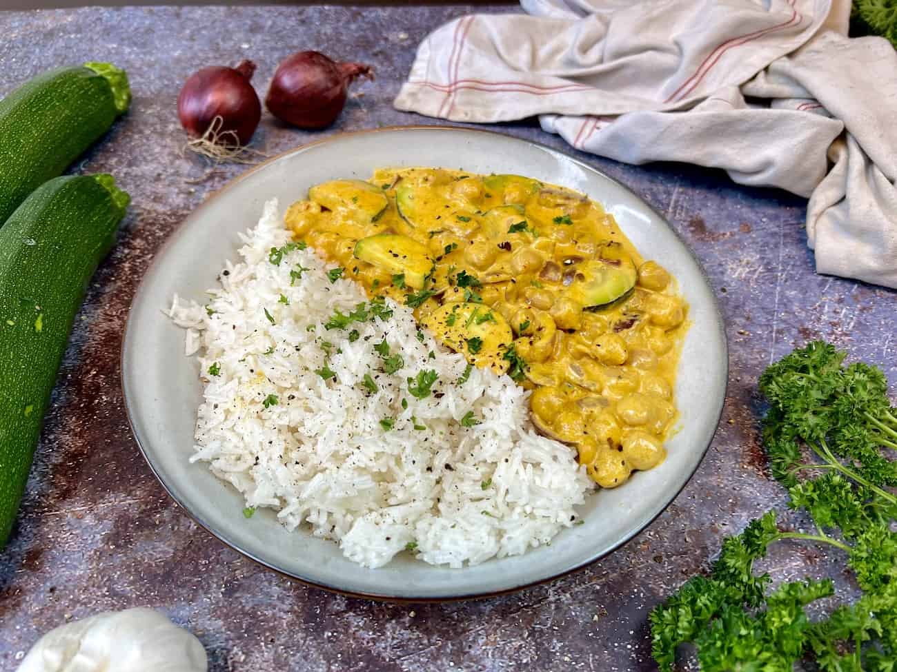 Schnelles Zucchini Kichererbsen Curry Schnelles Zucchini-Kichererbsen-Curry