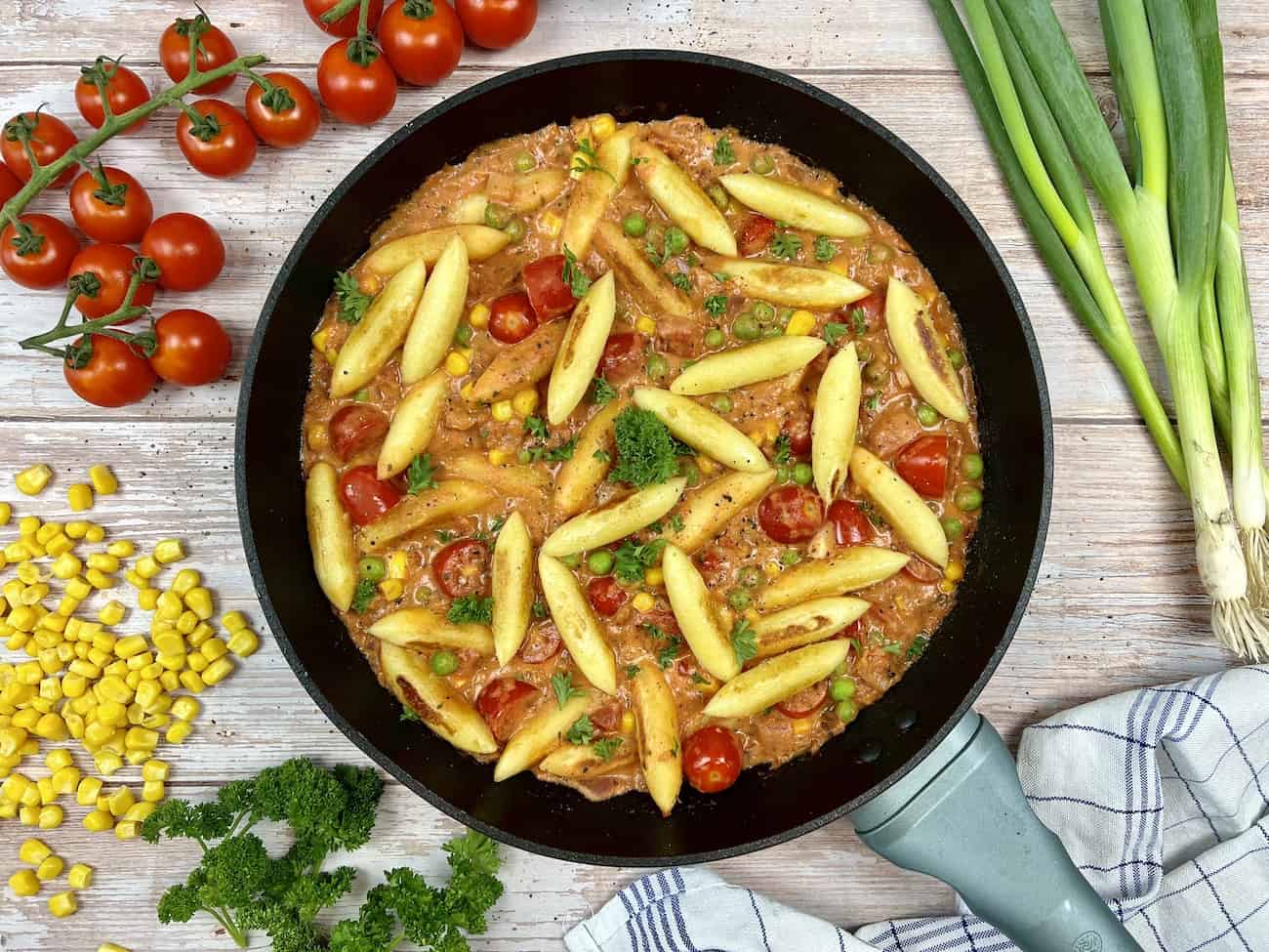 Schupfnudel-Gemüsepfanne mit Erbsen, Mais und Cherrytomaten