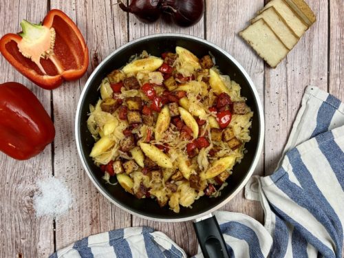 Schupfnudelpfanne mit Sauerkraut und Tofu