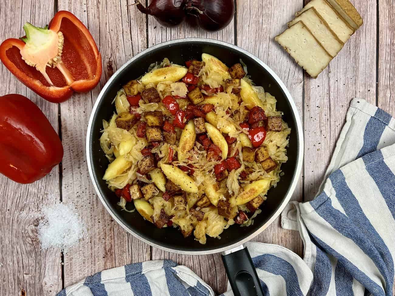 Schupfnudelpfanne mit Sauerkraut und Tofu Schupfnudelpfanne mit Sauerkraut und Tofu