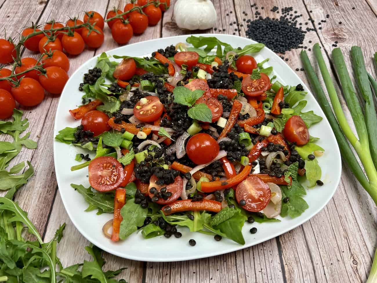 Sommerlicher Linsensalat mit Rucola und Paprika Sommerlicher Linsensalat mit Rucola und Paprika