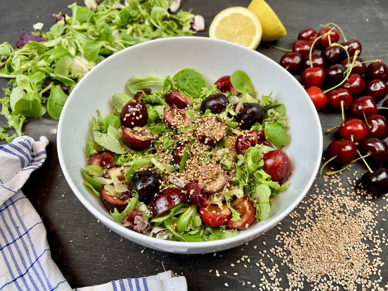 Sommersalat mit Kirschen und geröstetem Sesam