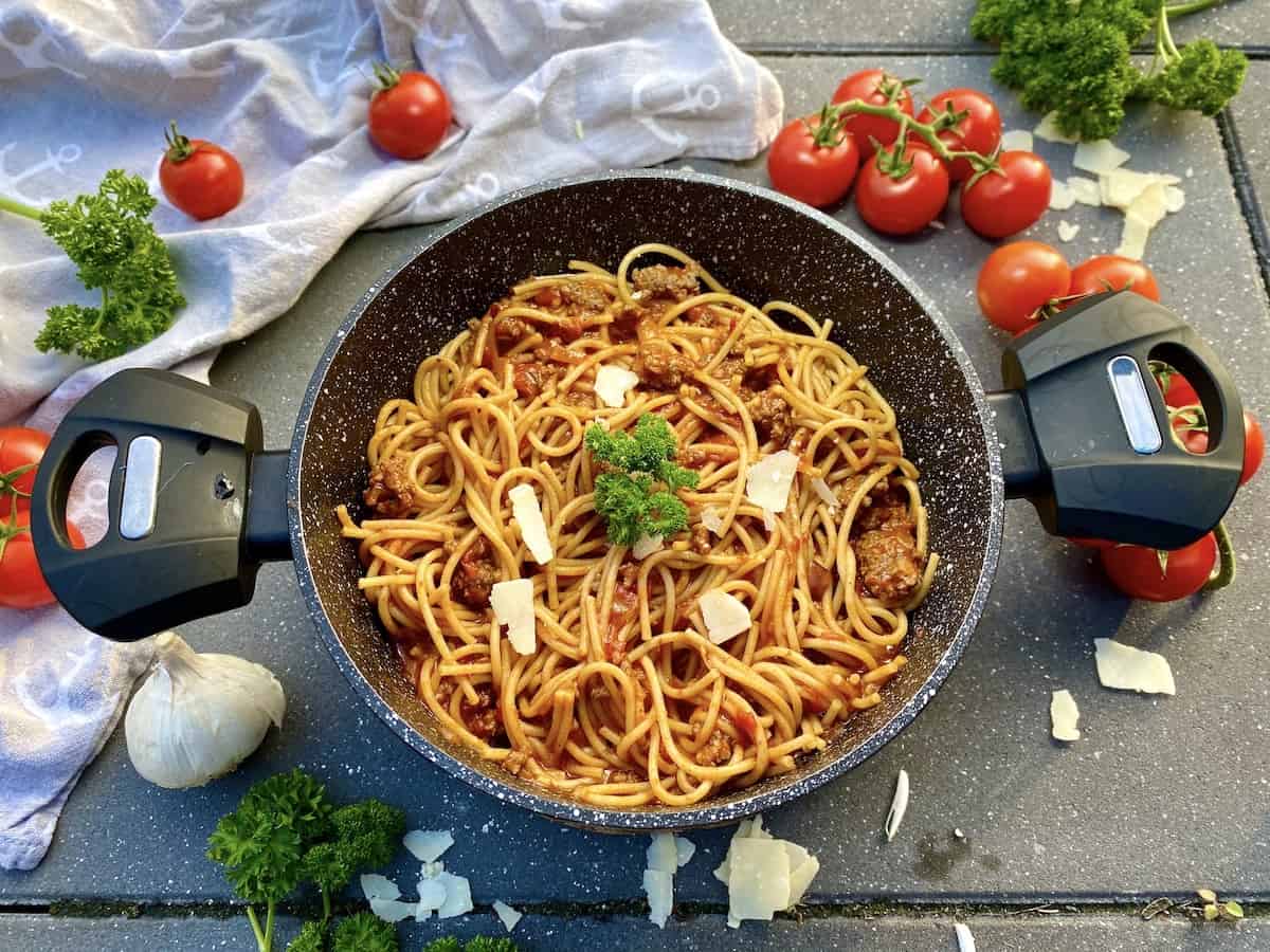Spagehtti-Bolognese mit frischen Tomaten
