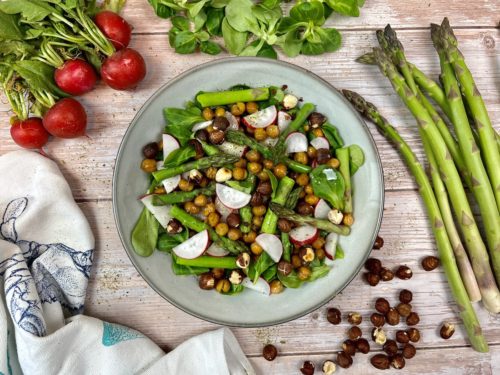 Spargel-Feldsalat mit gerösteten Kichererbsen