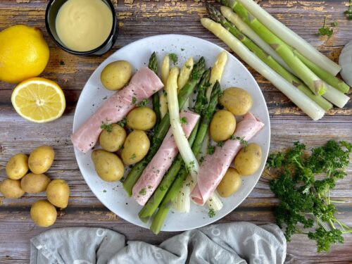 Spargel mit Kartoffeln und Schinken