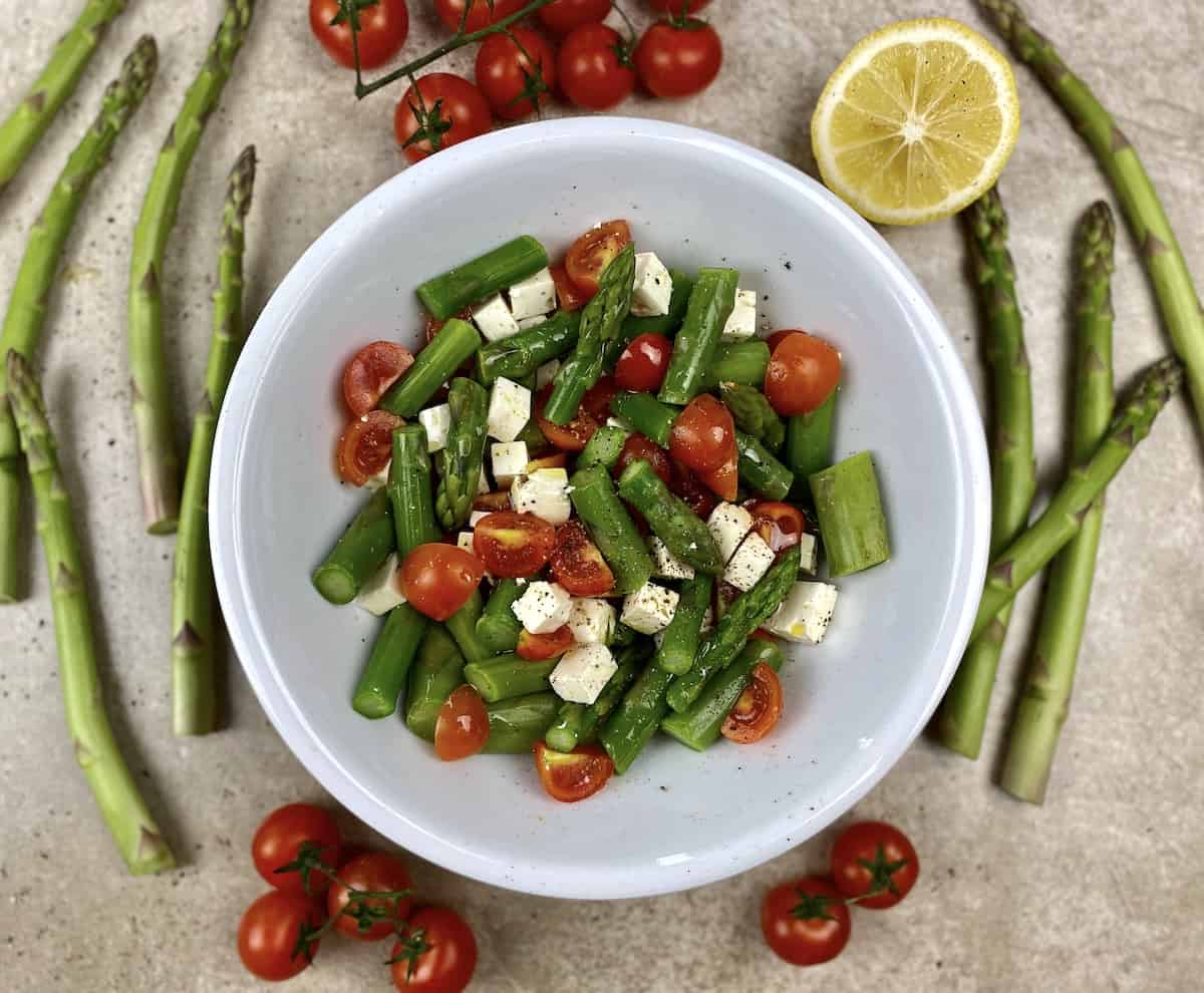 Spargelsalat mit Feta und Tomaten