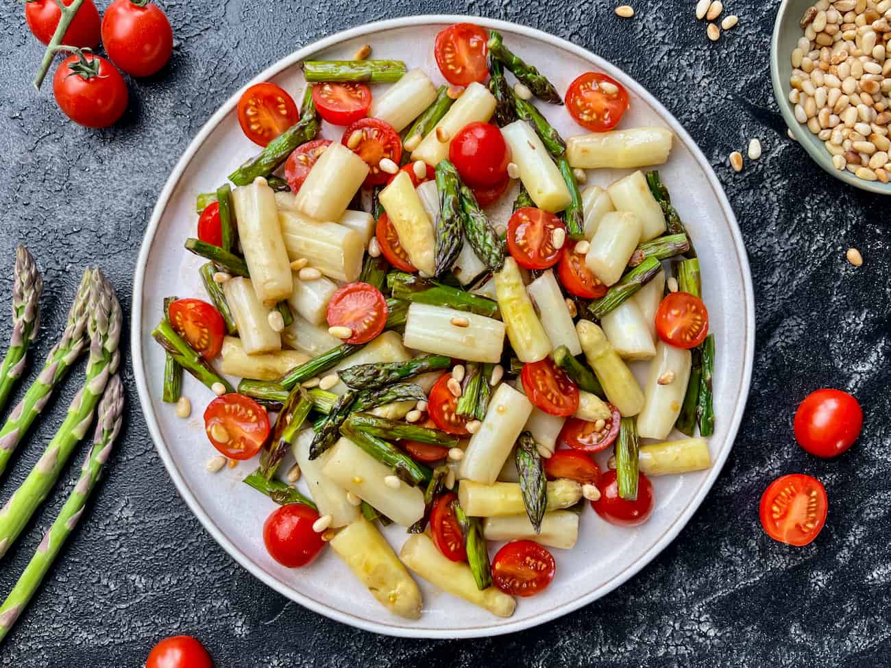 Spargelsalat mit Tomaten und Pinienkerne