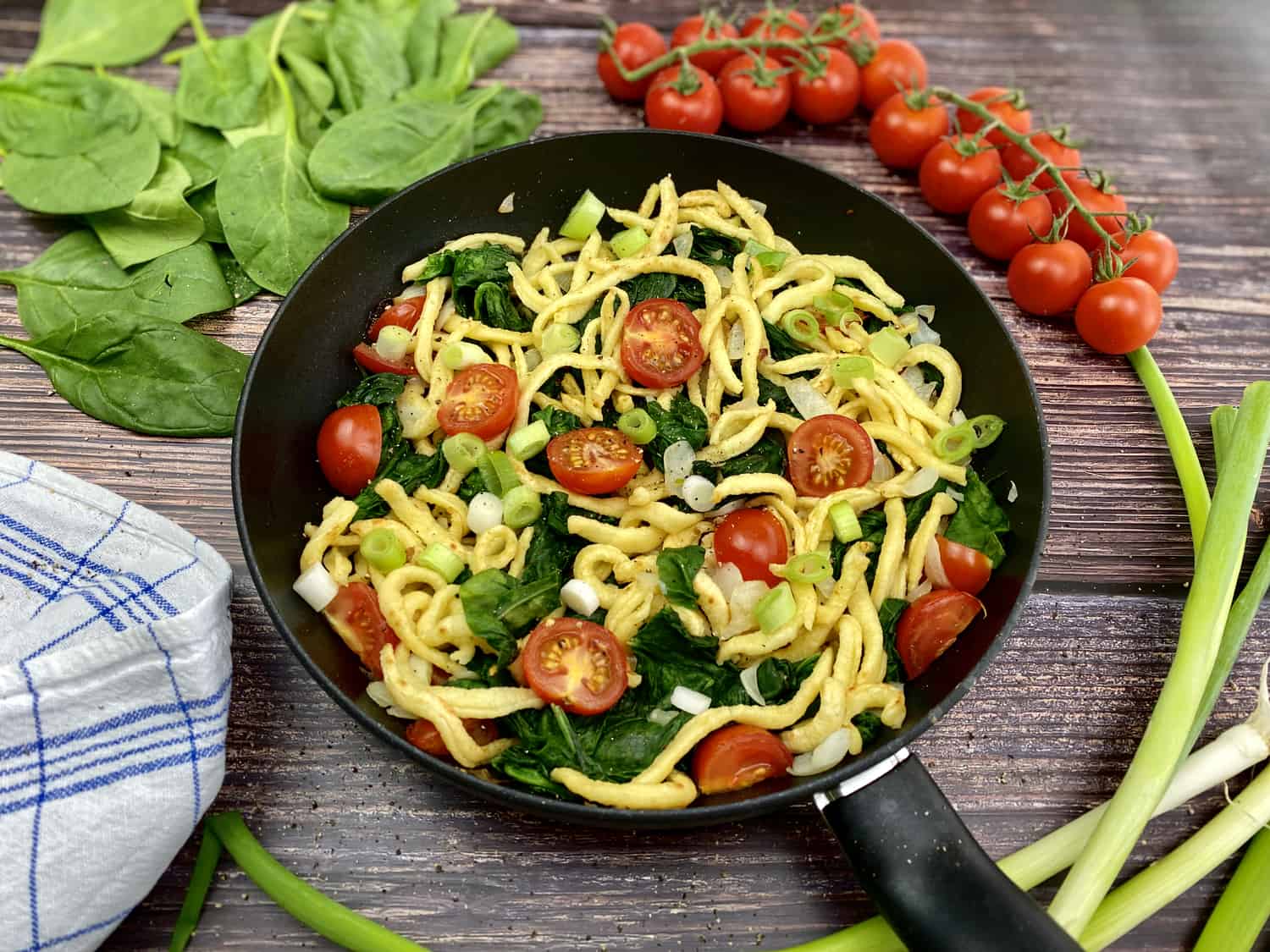 Spätzlepfanne mit Spinat und Tomaten