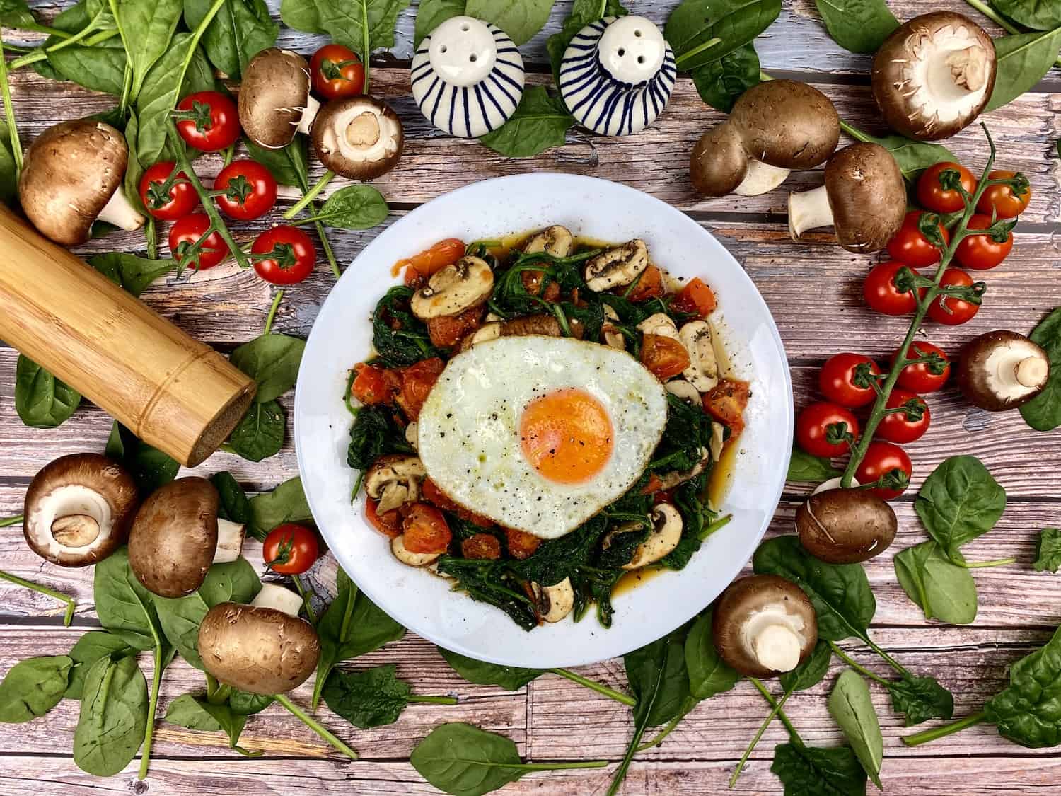 Spinatpfanne mit Spiegelei