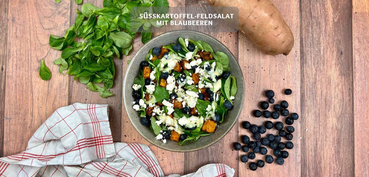 Suesskartoffel Feldsalat mit Blaubeeren und Honig Senf Dressing Süßkartoffel-Feldsalat mit Blaubeeren
