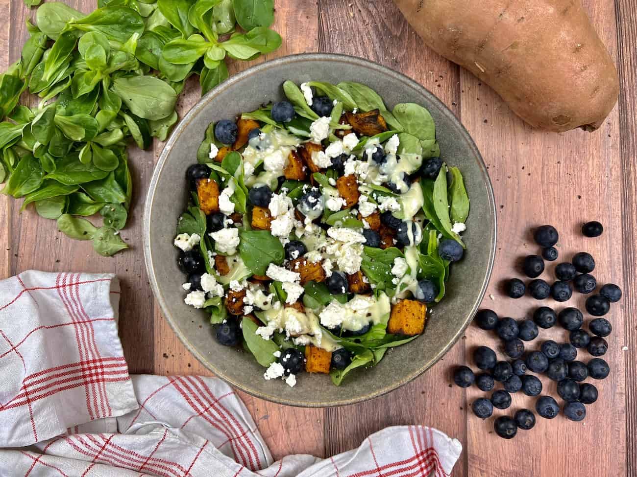 Suesskartoffel Feldsalat mit Blaubeeren Süßkartoffel-Feldsalat mit Blaubeeren