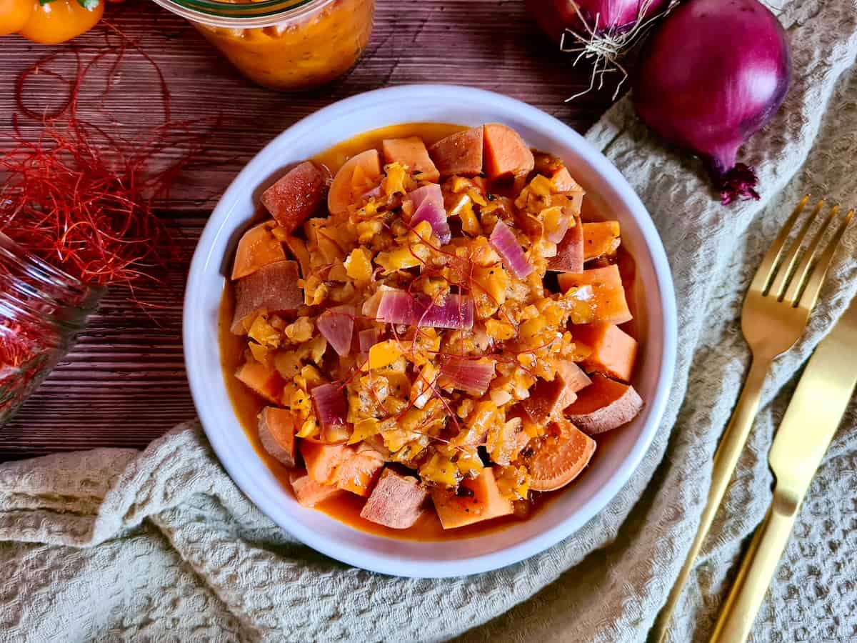Süsskartoffeln mit rustikaler Paprika-Zwiebelsauce