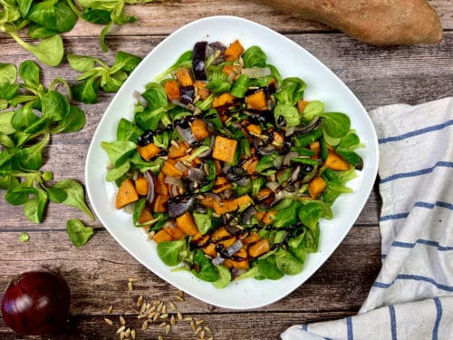 Süßkartoffelsalat mit Feldsalat und Sonnenblumenkernen