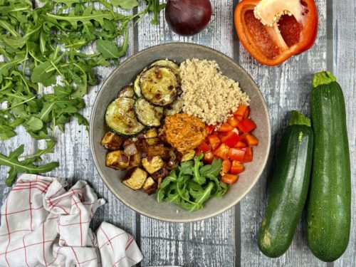 Tofu-Pesto-Bowl mit Zucchini