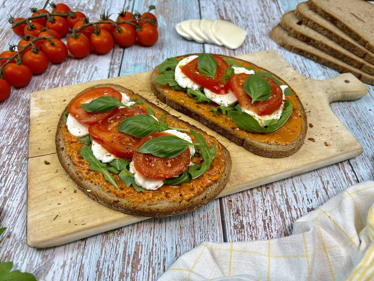 Tomate Mozzarella Stullen mit Rucola Tomate-Mozzarella-Stullen mit Rucola