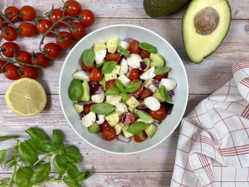 Tomaten-Avocado Salat mit Mozzarella