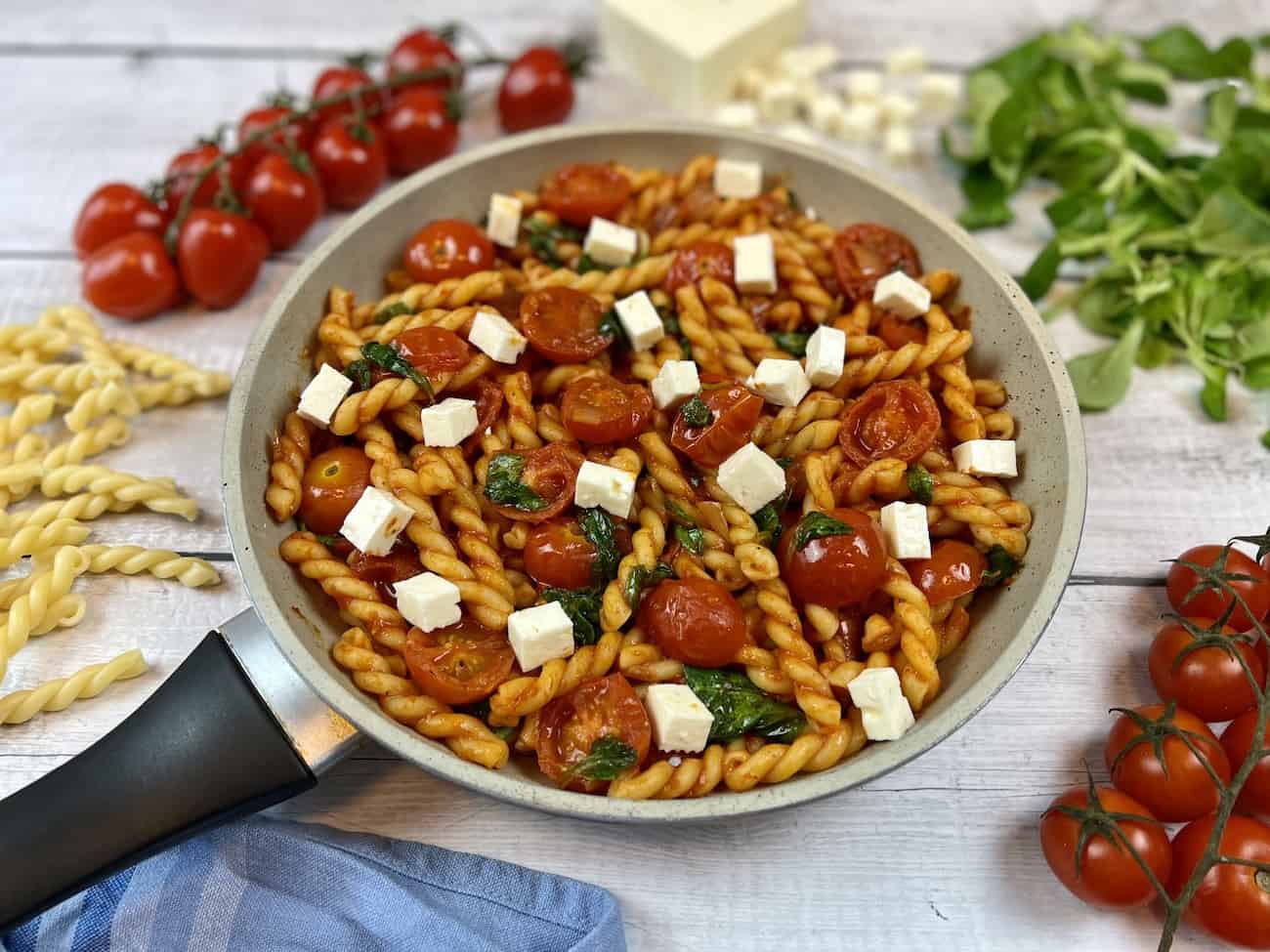 Tomaten-Feta-Pasta