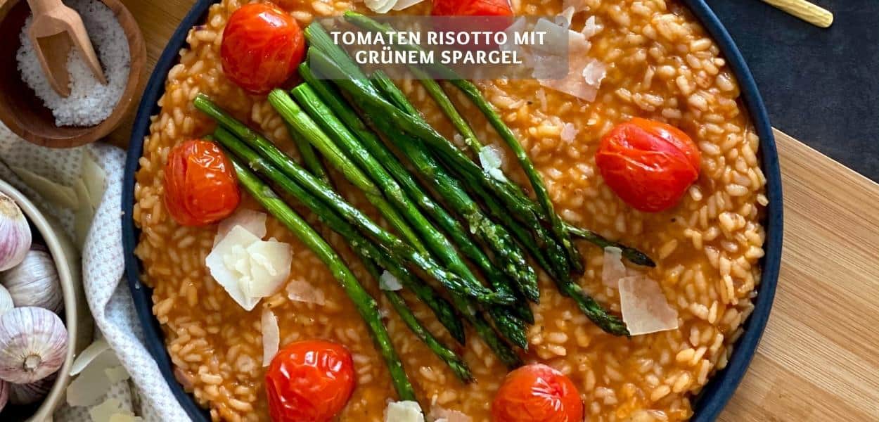 Gesundes Tomaten Risotto mit grünem Spargel