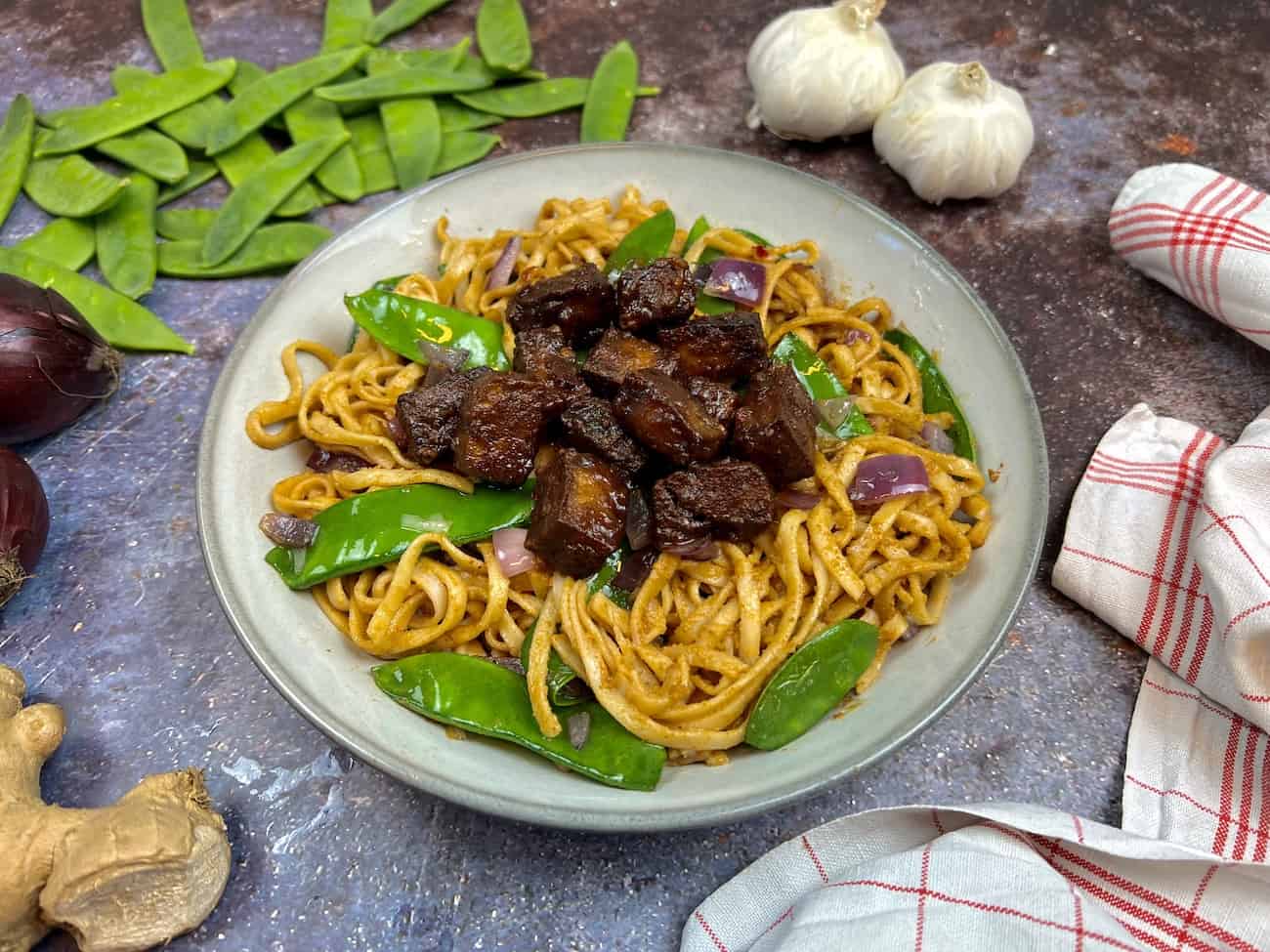 Udon Nudeln mit Erdnuss Sauce und Zuckerschoten Udon Nudeln mit Erdnuss-Sauce und Zuckerschoten