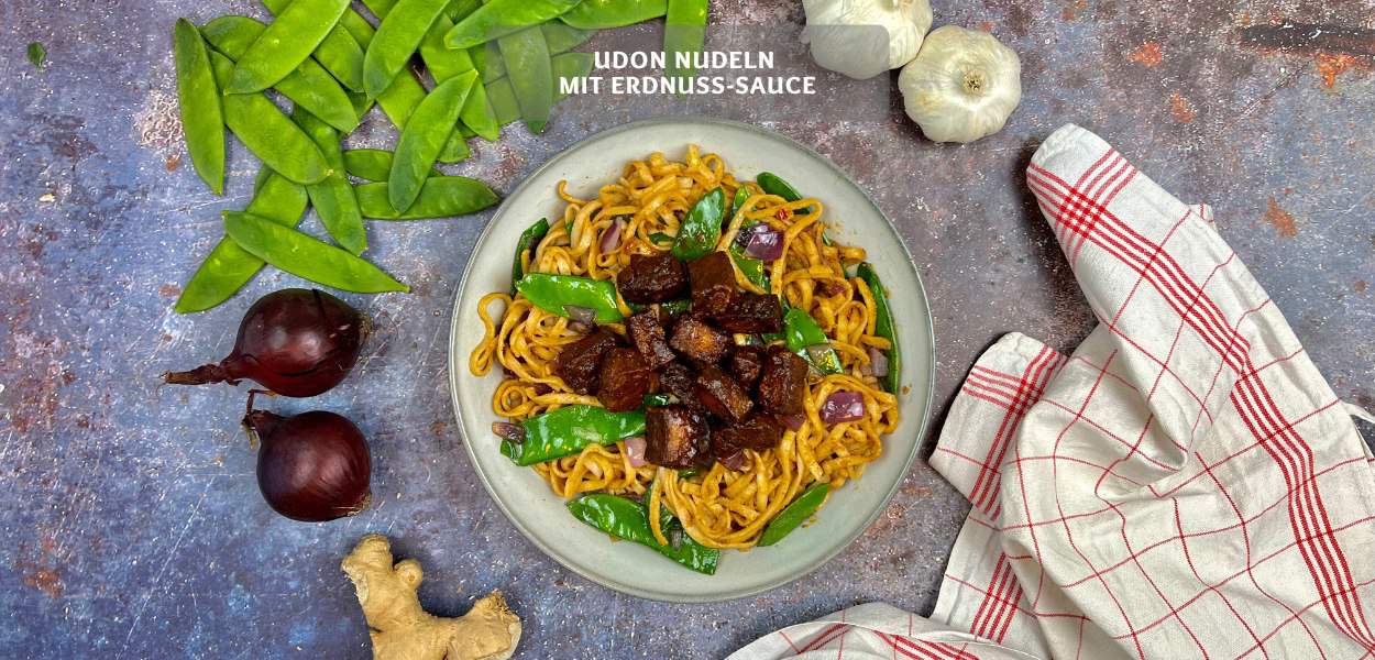 Udon Nudeln mit Erdnuss sauce tofu und Zuckerschoten Udon Nudeln mit Erdnuss-Sauce