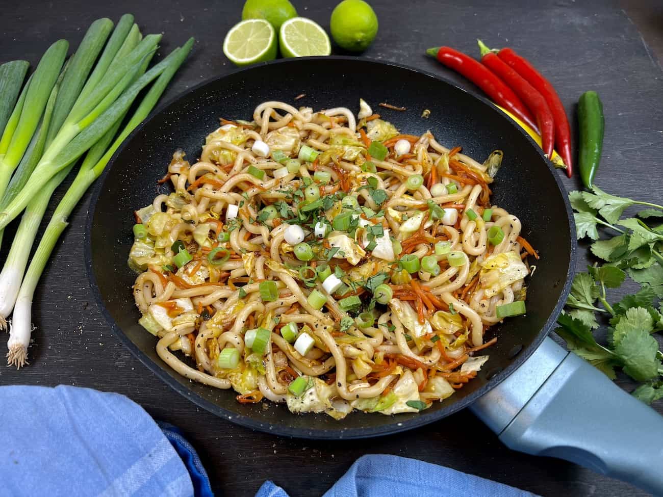 Udon-Nudeln mit Gemüse