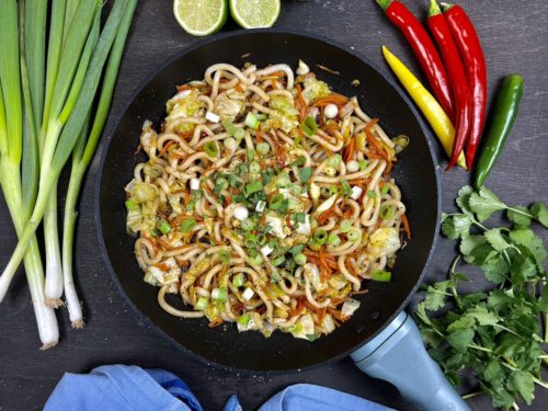 Udon-Nudeln mit Teriyaki Sacue und Gemüse