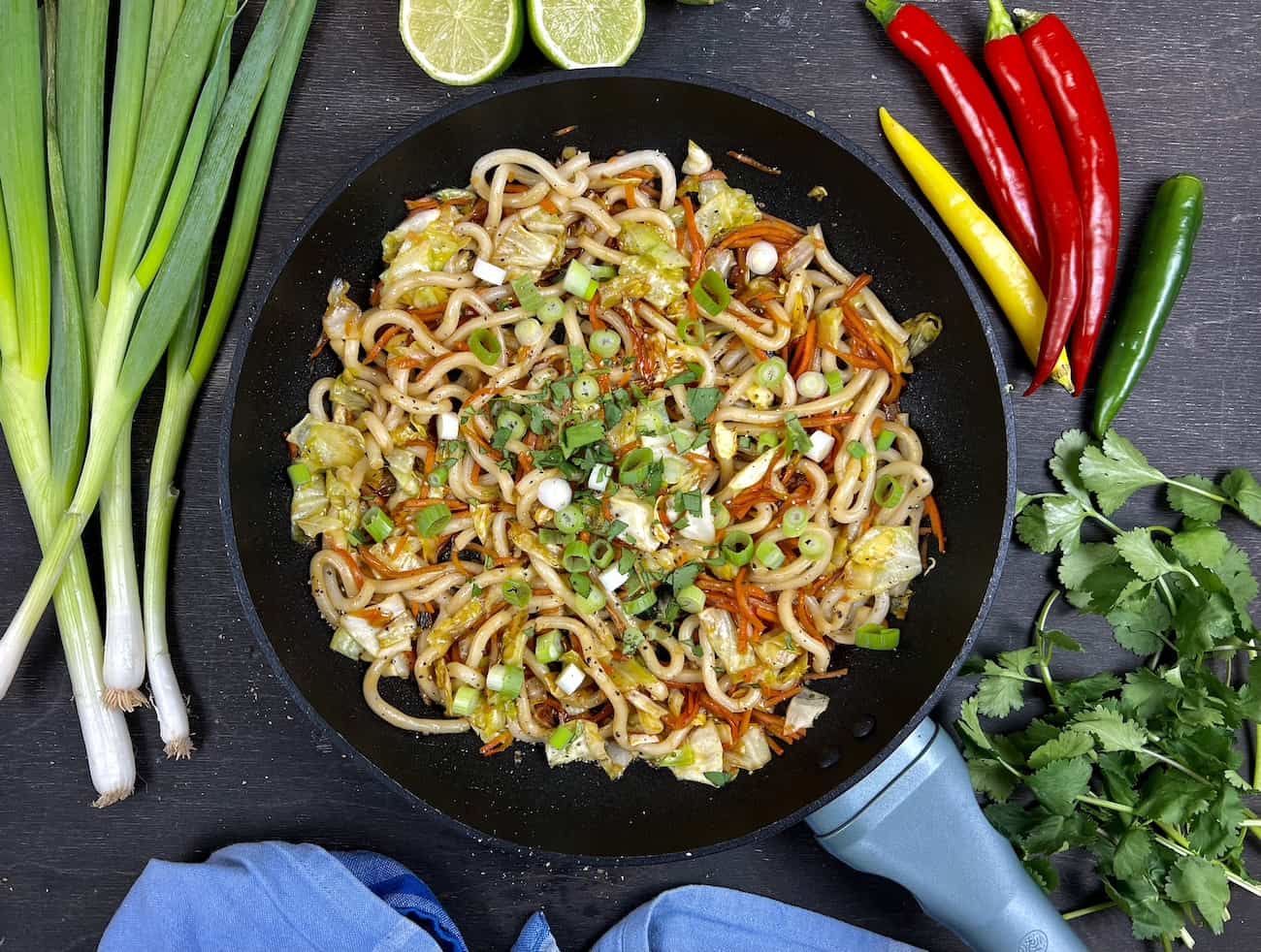 Udon-Nudeln mit Teriyaki Sacue und Gemüse