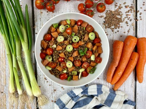 Veganer Linsensalat mit Karotten und Tomaten